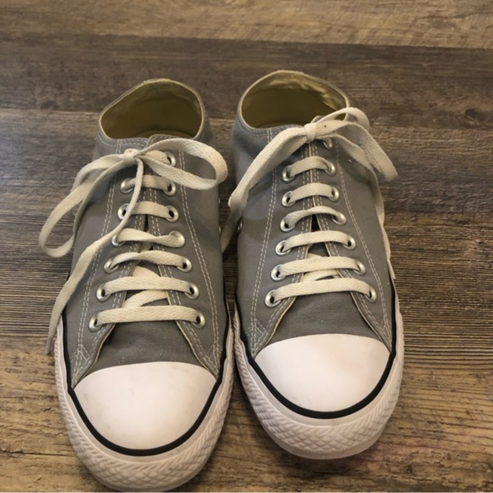 Converse Grey Low Tops Men’s Size 9.0 EUC